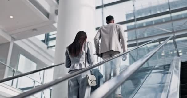 商务人员 行李和机场自动扶梯 用于行走 全球旅行和纽约国际航班时刻表 妇女和手提箱在楼梯 后排和酒店工作度假 — 图库视频影像
