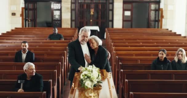 Κηδεία Εκκλησία Και Ζευγάρι Αγκαλιά Φέρετρο Για Αντίο Πένθος Και — Αρχείο Βίντεο