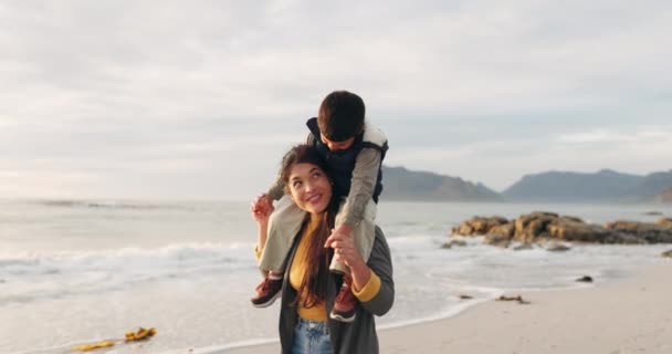 Strand Wandern Und Mutti Mit Kind Auf Den Schultern Glücklich — Stockvideo