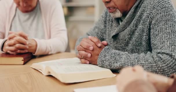 Personas Mayores Estudio Bíblico Orar Juntos Por Religión Esperanza Inspiración — Vídeos de Stock