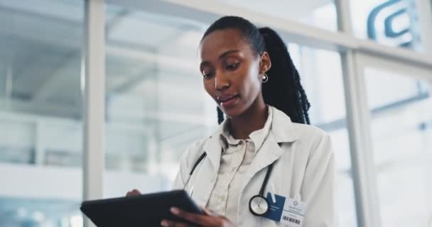 妇女和平板电脑在诊所为医疗保健信息 在线图表和医疗检查或研究 非洲护士或医院时间表或结果数字技术专业卷轴 — 图库视频影像