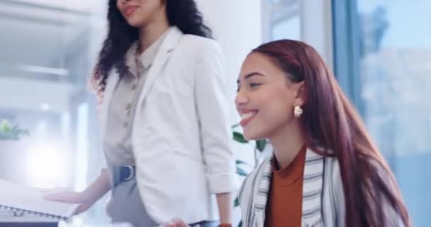 Coworking Trabajo Equipo Mujeres Con Papeleo Laptop Ayuda Proyecto Propuesta — Vídeos de Stock