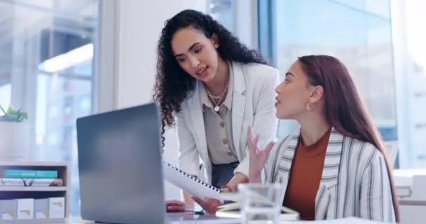 Coworking Advies Vrouwen Met Document Voor Rapport Laptop Discussie Project — Stockvideo
