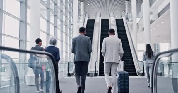 Zakenmensen Koffer Luchthavenroltrap Voor Gesprekken Wereldwijde Reizen Internationale Vluchtschema New — Stockvideo