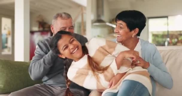 Liefde Grootouders Meisje Spelen Bank Quality Time Hechting Samen Voor — Stockvideo