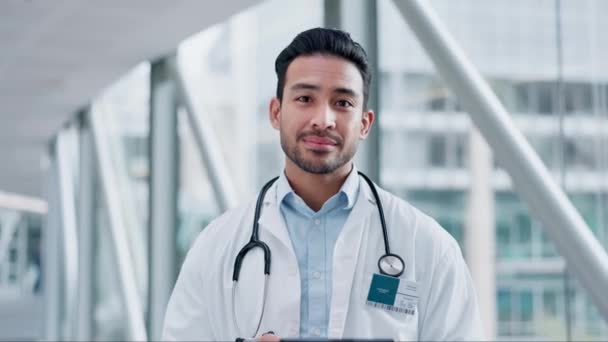Heureux Homme Asiatique Médecin Tablette Recherche Pour Des Résultats Médicaux — Video