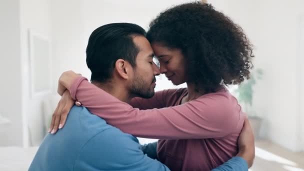 Conexión Feliz Abrazos Pareja Para Cuidado Vinculación Romance Juntos Mañana — Vídeos de Stock