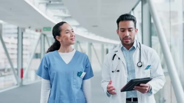 Menschen Arzt Und Tablette Gehen Gesundheitswesen Diskutieren Oder Planen Gemeinsam — Stockvideo