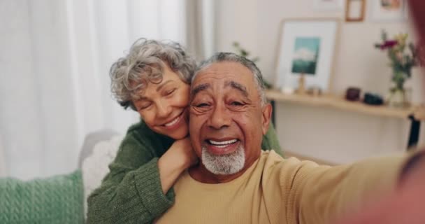 Starsza Para Twarz Selfie Domu Uśmiechem Podekscytowany Zrelaksować Się Blogu — Wideo stockowe