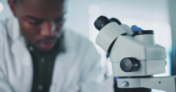 Homem Negro Cientista Microscópio Análise Laboratório Com Pesquisa Médica Verificação — Vídeo de Stock