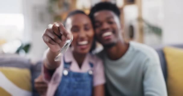 Arikańska Para Ręce Klucze Nowego Domu Nieruchomości Inwestycji Uśmiechem Sprzedaż — Wideo stockowe