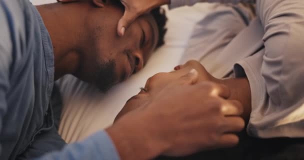 Czarna Para Sypialni Miłość Dotyk Twarzy Wsparciem Więzi Małżeństwa Razem — Wideo stockowe