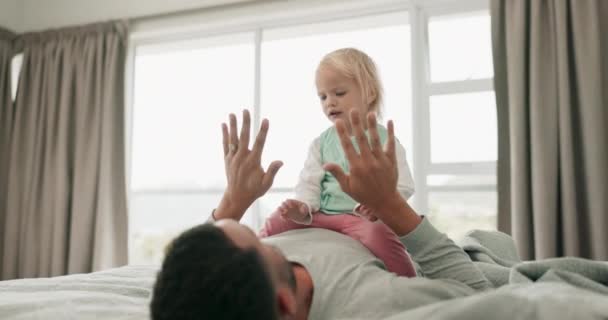 Rodina Ložnice Otec Relaxovat Dítětem Pro Sblížení Vývoj Dítěte Kvalitní — Stock video