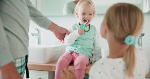 Vader Kinderen Tanden Poetsen Badkamer Voor Tandheelkundige Welzijn Ochtend Routine — Stockvideo