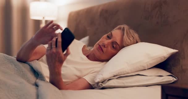 Nacht Lesen Und Eine Frau Mit Einem Handy Bett Für — Stockvideo