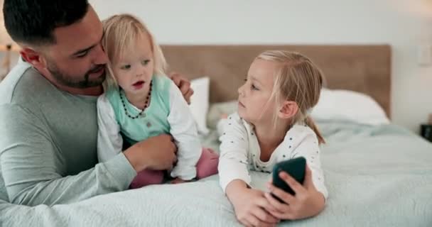 父亲和她自己和姐姐姐姐一起睡在自家的床上 在一起 孩子和单身的父母在卧室边拍照边聊天 — 图库视频影像