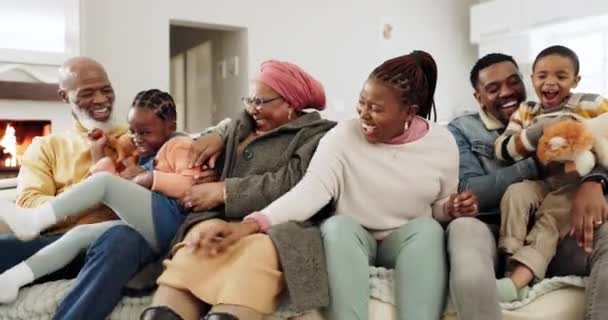 大きな家族 リビングルーム そして笑い 両親の愛情でソファーにくっつきます 子供たち アフリカの高齢者 母親のサポート 笑顔でラウンジで — ストック動画