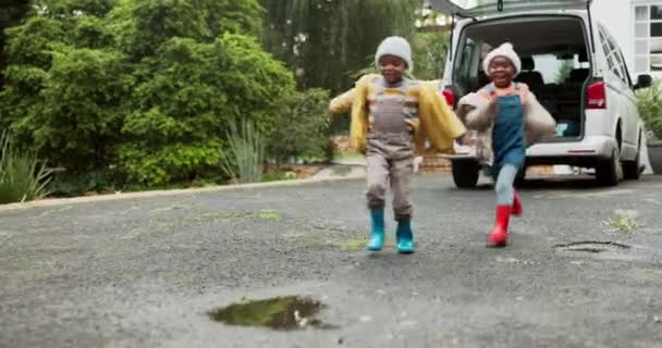 Niños Camino Entrada Saltar Charco Agua Los Viajes Vacaciones Invierno — Vídeos de Stock
