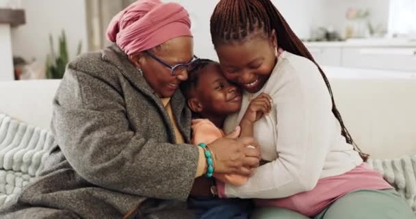 Família Negra Sala Estar Abraço Sofá Com Ligação Cuidado Amor — Vídeo de Stock