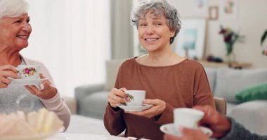 Kıdemli erkek, kadınlar ve çay partisinde konuşma, sohbet ve özen, dinleme ve evde emeklilik ile mutlu. Yaşlılar grubu, arkadaşlar ve evde brunch 'ta kahve ya da sabah içkileriyle rahatlayın..