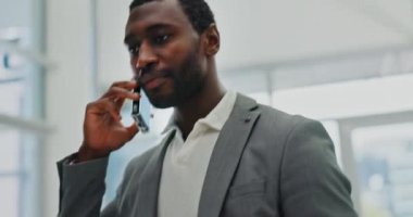 Ofisteki siyahi adamla telefon görüşmesi, iletişim ve iş görüşmesi. Merhaba, iletişim ve iletişim. Gülümse, konuş ve profesyonelce konuş fırsat, mobil ve danışman için konuş.