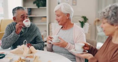 Huzurevinde çay içip sohbet etmek, emeklilikte yakınlaşmak. Mutlu, birlikte ve yaşlı kadınlar bir adamla konuşuyor, kahve içiyor ve bir evde öğle yemeği yiyor..