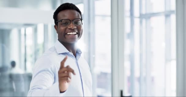 微笑和做生意的黑人男人在他的办公室里指指点点你寻求支持或决策 在招聘或雇用人力资源方面与快乐的年轻人的形象 选择和投票 — 图库视频影像