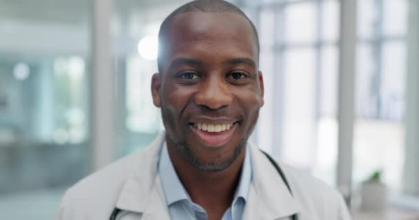 Доктор Улыбка Лицо Черного Мужчины Больнице Медицинских Профессиональных Консультаций Медицина — стоковое видео