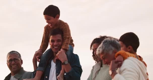 Gelukkig Strand Grote Familie Wandelen Vakantie Outdoor Vakantie Samen Hechting — Stockvideo