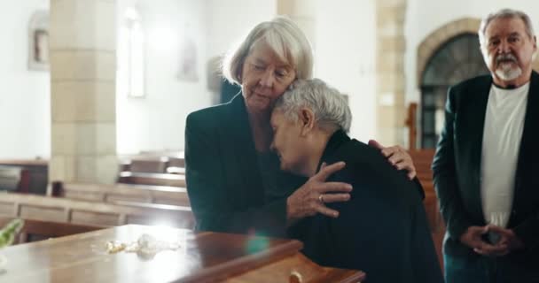Begrafenis Kerk Vrouwen Knuffelen Bij Doodskist Voor Afscheid Rouw Verdriet — Stockvideo
