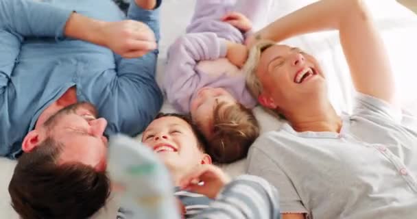 Родители Дети Играть Кровати Верхней Части Зрения Соединением Комический Смех — стоковое видео