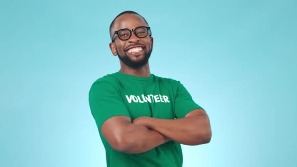 Πορτρέτο Χαμόγελο Και Μαύρος Εθελοντής Στο Στούντιο Σταυρωμένα Χέρια Και — Αρχείο Βίντεο