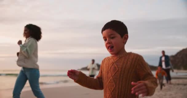 Familie Kinderen Een Jongen Het Strand Met Zijn Moeder Tijdens — Stockvideo