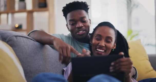平板电脑 滑稽和黑人夫妇在客厅沙发上聊天 粘合在一起 快乐极了 非洲男人 女人和技术 笑着播放喜剧电影 电影或录像 迷因笑话或社交媒体 — 图库视频影像