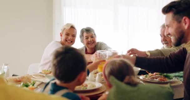 Rodzina Obiad Sok Tosty Jadalni Miłości Więzi Rozmowy Domu Jedzenie — Wideo stockowe