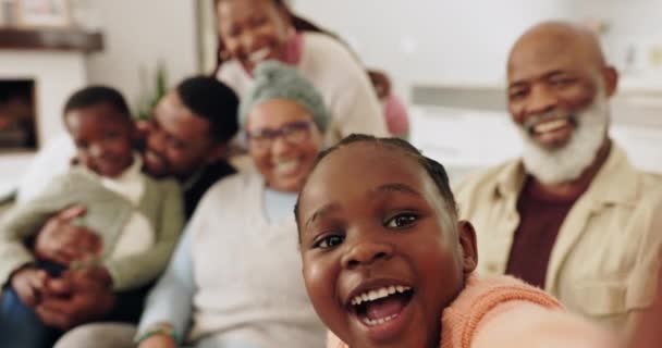 黑人家庭 自私自利 与母亲 祖父母和孩子们一起在沙发上快乐地度过 非洲老年人和孩子们的社交媒体 侧面图片和肖像带着微笑在网上笑 — 图库视频影像