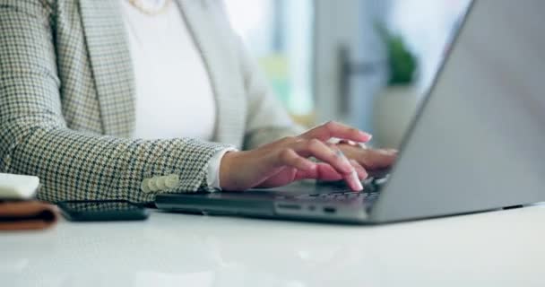 商务人员 手工打字和笔记本电脑 用于在线规划 营销博客或办公室文案 从事计算机文章或编辑通讯工作的专业工作者 编辑或作家 — 图库视频影像