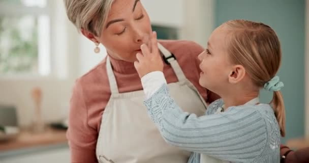 Παίξτε Αλεύρι Κορίτσι Ψήσιμο Μητέρα Στην Κουζίνα Για Μπισκότα Μαγείρεμα — Αρχείο Βίντεο