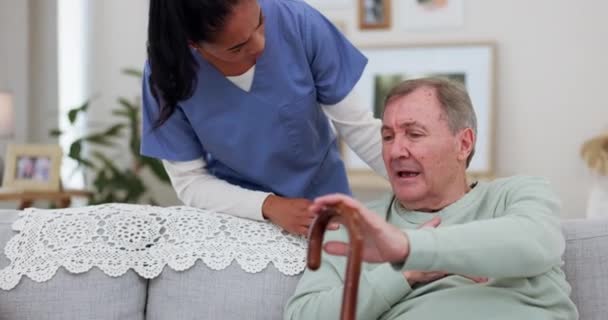 Altenpfleger Sprech Und Pfleger Unterstützen Auf Dem Sofa Pflegeheim Oder — Stockvideo