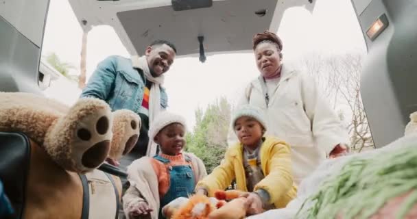 黑人家庭和包装的道路旅行 交通和旅行在行李箱与父母和孩子 假日行李和与母亲 父亲和子女度假的汽车 旅程和车辆 — 图库视频影像