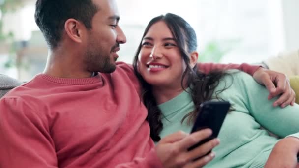 Casal Rindo Conversando Sofá Com Smartphone Para Postar Nas Redes — Vídeo de Stock