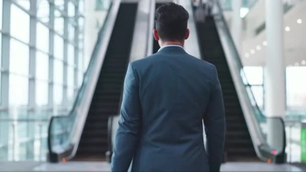 Escalera Mecánica Aeropuerto Hombre Negocios Con Equipaje Para Viajar Viajar — Vídeos de Stock