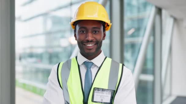 オフィスのヘルメットで顔 エンジニアの笑顔 黒人の男性 建設のキャリアと仕事 ケニアのハード帽子 請負業者および開発者 労働者および専門家の従業員の肖像画 幸せおよびアフリカの建築家 — ストック動画