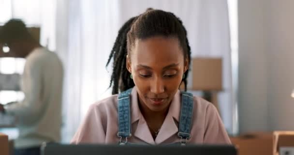 黑人妇女 小企业和笔记本电脑 打字和电子商务 企业家和拥有数据的所有人 书写发票 库存检查和供应链 出口分配和库存管理 — 图库视频影像
