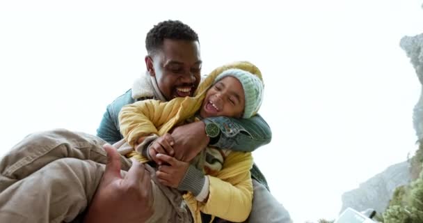 Mosoly Játék Vagy Boldog Gyermek Parkban Apával Vidéki Természetben Együtt — Stock videók