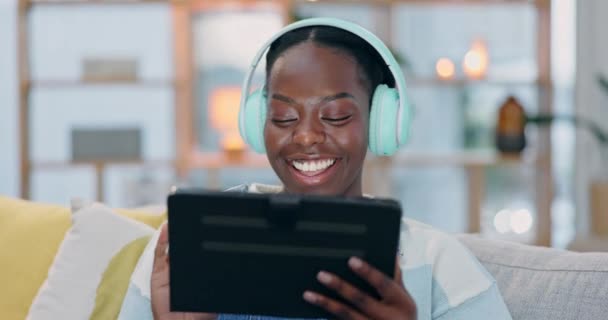 Tablet Dom Czarna Kobieta Słuchająca Muzyki Ścieżki Dźwiękowej Lub Sieci — Wideo stockowe