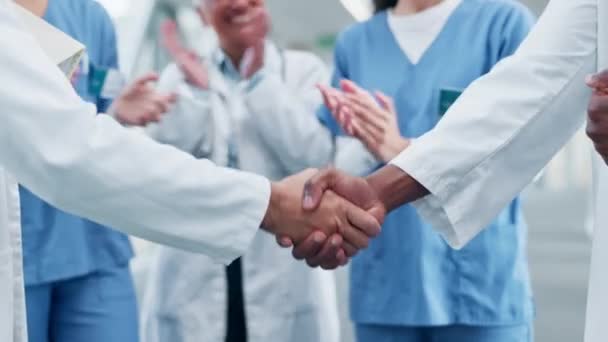 握手和人们一起在医院为团队合作 见面或合作鼓掌 医疗或医疗保健专业人员握手并鼓掌庆祝或庆祝成功 — 图库视频影像