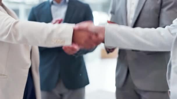ハンドシェイク パートナーシップのビジネスの人々のチーム 取引やオフィスでの合意 協力して握手 グループ B2B統合 成功または祝賀 — ストック動画