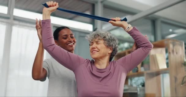Donna Anziana Fisioterapista Fascia Elastica Valutazione Medica Esercizio Fisico Servizio — Video Stock