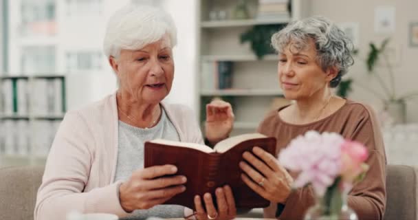 Adoración Amigos Estudio Bíblico Con Ancianas Libros Para Oración Paz — Vídeo de stock